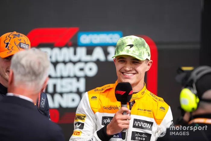 Lando Norris, McLaren, 2ª posición, es entrevistado tras la carrera