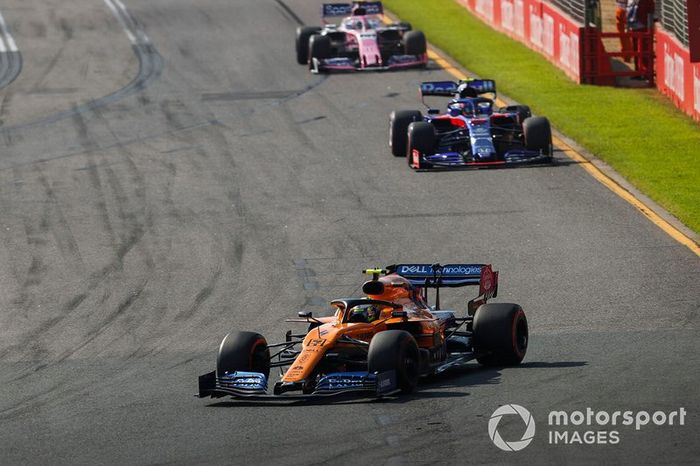 Lando Norris, McLaren MCL34, Alexander Albon, Toro Rosso STR14, y Sergio Perez, Racing Point RP19