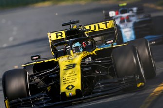 Daniel Ricciardo, Renault R.S.19, devant Robert Kubica, Williams FW42