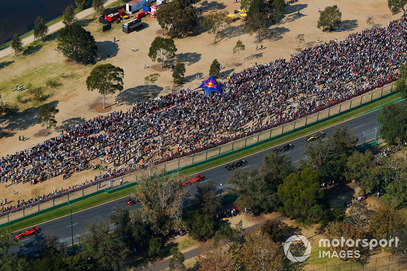Sebastian Vettel, Ferrari SF90, devant Max Verstappen, Red Bull Racing RB15, Charles Leclerc, Ferrari SF90, Kevin Magnussen, Haas F1 Team VF-19, et Romain Grosjean, Haas F1 Team VF-19