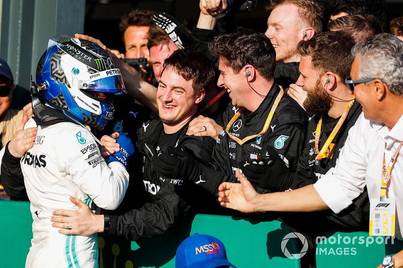 Il vincitore Valtteri Bottas, Mercedes AMG F1 festeggia al Parco chiuso con il team