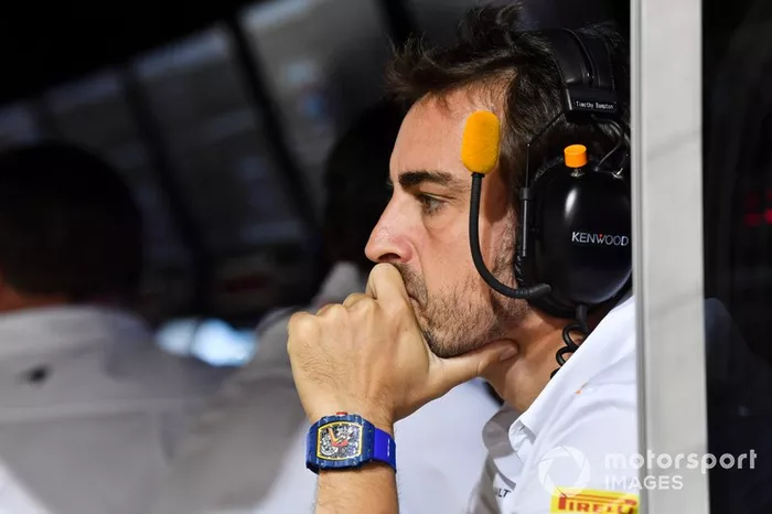 Fernando Alonso en el muro de McLaren 