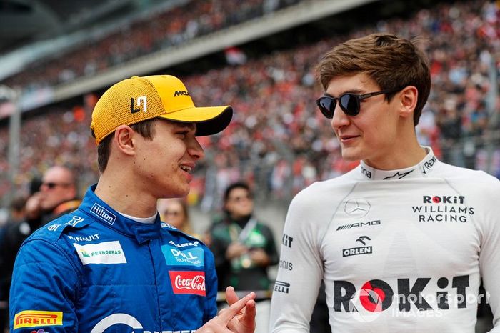 Lando Norris, McLaren, y George Russell, Williams Racing