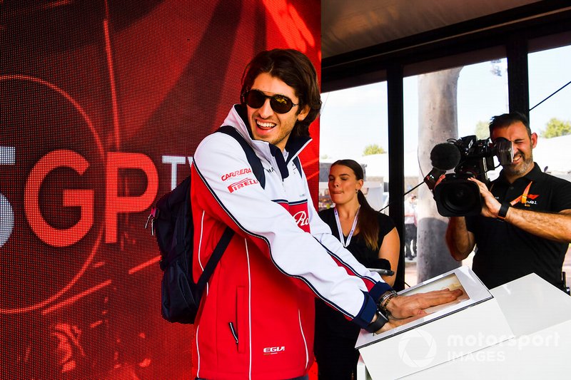 Antonio Giovinazzi, Alfa Romeo Racing, lascia l'impronta delle sue mani