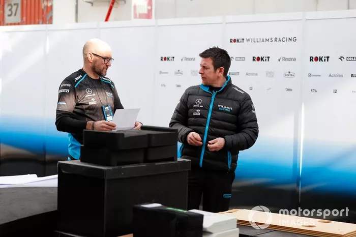 Williams Racing mecánicos y contenedores