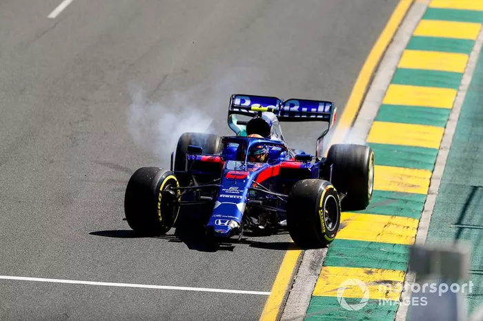 Alexander Albon, Toro Rosso STR14 con el morro roto después de trompear