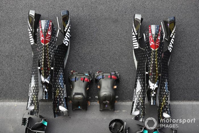 Cubierta motor, asiento y carrocería del coche de Lewis Hamilton Mercedes F1 W11 EQ Performance y Valtteri Bottas Mercedes F1 W11 EQ Performance