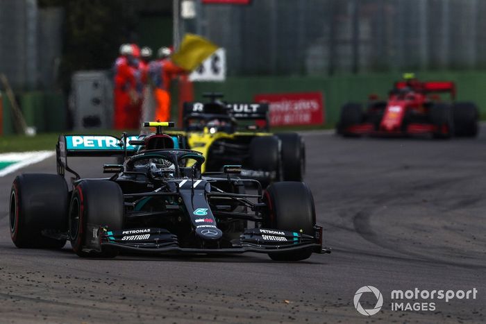 Valtteri Bottas, Mercedes F1 W11, Daniel Ricciardo, Renault F1 Team R.S.20, y Charles Leclerc, Ferrari SF1000