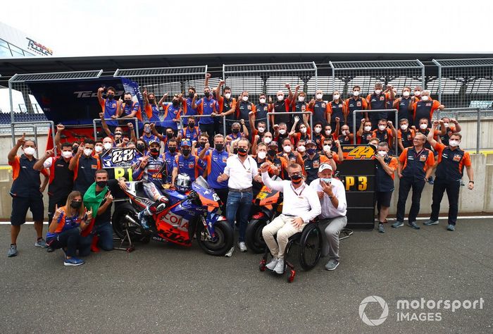 Miguel Oliveira, Red Bull KTM Tech 3 , Pol Espargaro, Red Bull KTM Factory Racing celebra con el equipo