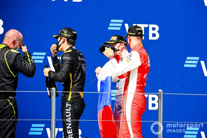 Podio: segundo lugar Nikita Mazepin, Hitech Grand Prix, ganador Guanyu Zhou, UNI-Virtuosi y tercer lugar Mick Schumacher, Prema Racing