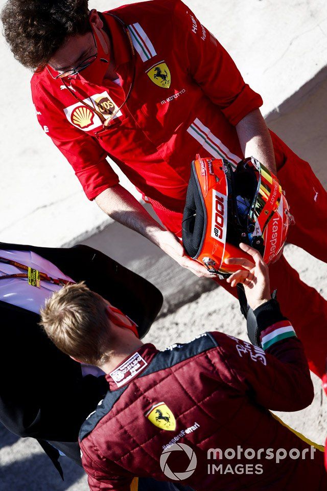 Mattia Binotto, director de la escudería Ferrari, le regala a Mick Schumacher un casco especial basado en el diseño del casco de su padre, antes de conducir el Ferrari F2004, con el que ganó el campeonato