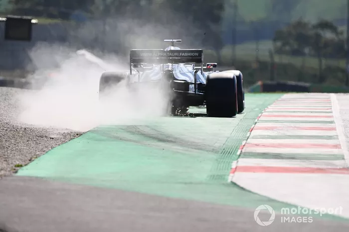 Daniil Kvyat, AlphaTauri AT01, deja un rastro de polvo