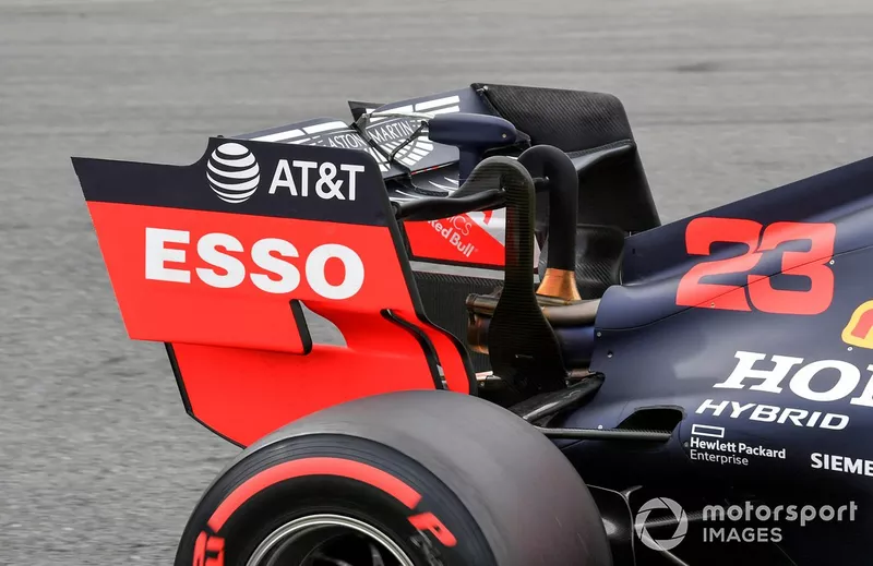 El alerón trasero y el sensor DRS del monoplaza de Alex Albon, Red Bull Racing RB16