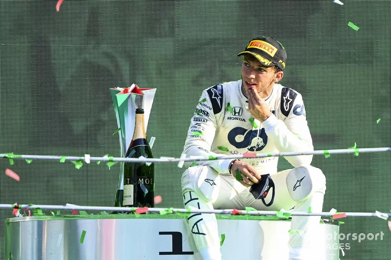 Le vainqueur Pierre Gasly, AlphaTauri, assis sur le podium