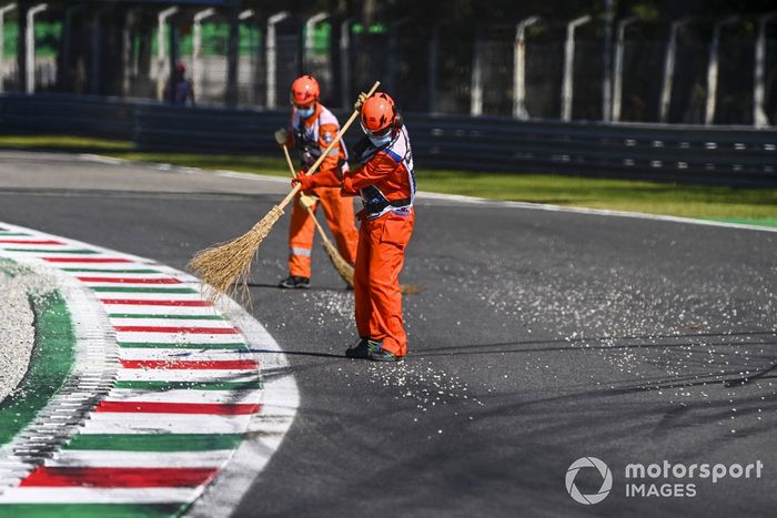 Oficiales limpian la grava