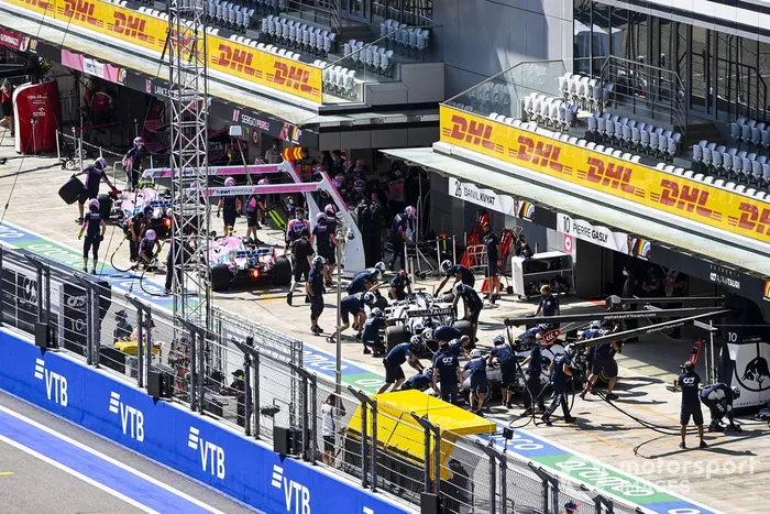 Daniil Kvyat, AlphaTauri AT01, y Pierre Gasly, AlphaTauri AT01