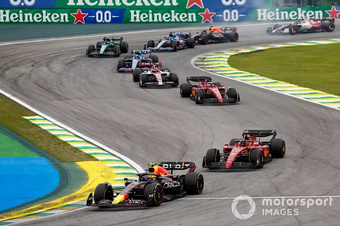 Sergio Pérez, Red Bull Racing RB18, Carlos Sainz, Ferrari F1-75, Charles Leclerc, Ferrari F1-75