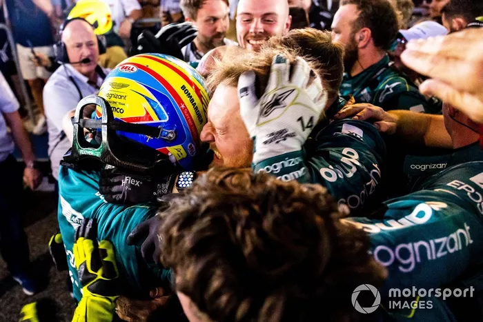 Fernando Alonso, Aston Martin F1 Team, 3ª posición, celebra en Parc Ferme