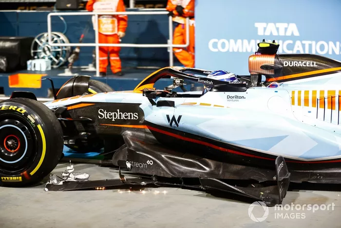 Logan Sargeant, Williams FW45, en boxes con un alerón roto