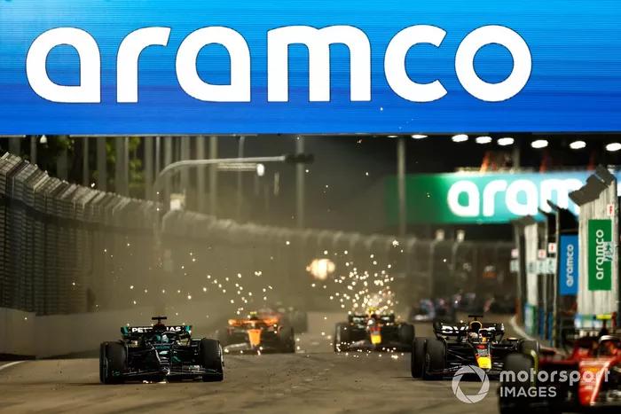 Max Verstappen, Red Bull Racing RB19, lucha con George Russell, Mercedes F1 W14