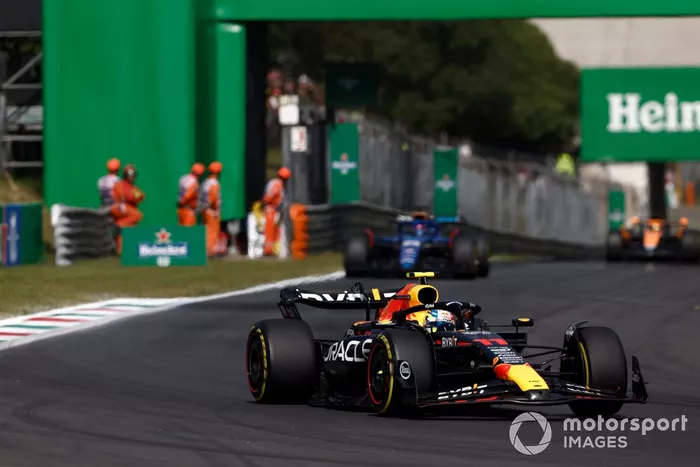 Sergio Pérez, Red Bull Racing RB19, Alex Albon, Williams FW45