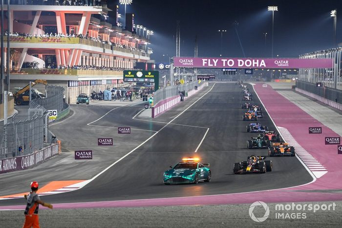 El Coche de Seguridad Max Verstappen, Red Bull Racing RB19, Oscar Piastri, McLaren MCL60, Fernando Alonso, Aston Martin AMR23, el resto de la parrilla.