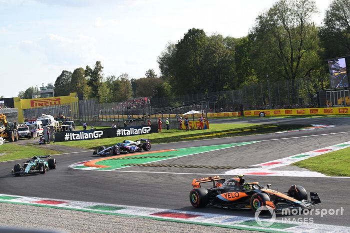 Lando Norris, McLaren MCL60, Fernando Alonso, Aston Martin AMR23, Pierre Gasly, Alpine A523