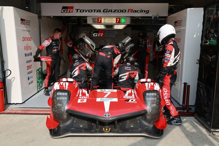 #7 Toyota Gazoo Racing Toyota GR010 - Híbrido: Mike Conway, Kamui Kobayashi, Nyck De Vries