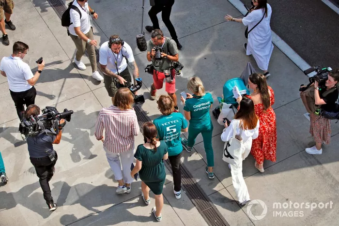 Sebastian Vettel, Aston Martin, recorre el paddock