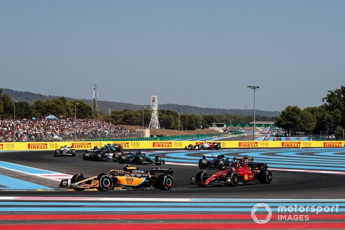 Lando Norris, McLaren MCL36, Carlos Sainz, Ferrari F1-75, Daniel Ricciardo, McLaren MCL36, Esteban Ocon, Alpine A522