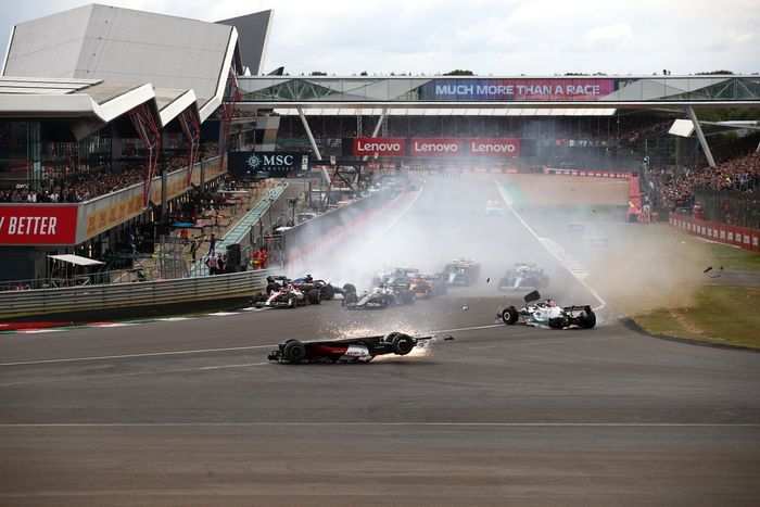 Zhou Guanyu, Alfa Romeo C42 se estrella al inicio de la carrera