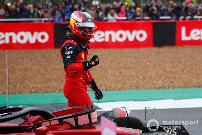 Ganador de la pole, Carlos Sainz, de Ferrari, en la parrilla
