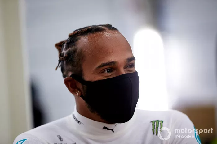 Lewis Hamilton con mascarilla