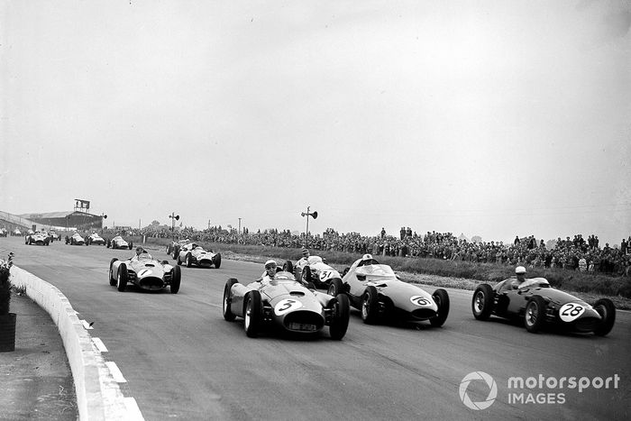 Eugenio Castellotti, Alfonso de Portago, Ferrari D50, Roy Salvadori, Maserati 250F, Harry Schell, Vanwall, Juan Manuel Fangio, Ferrari D50, y Horace Gould, Maserati 250F, at the start