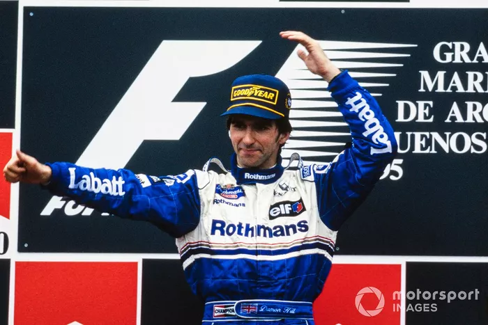 Race winner Damon Hill, Williams celebra en el podio