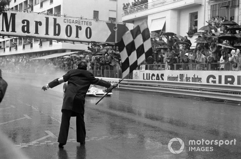 Jean-Pierre Beltoise, BRM P160B passe sous le drapeau à damier
