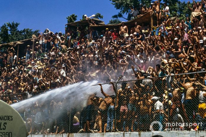 Os adeptos brasileiros recebem bem o jato de água dos funcionários