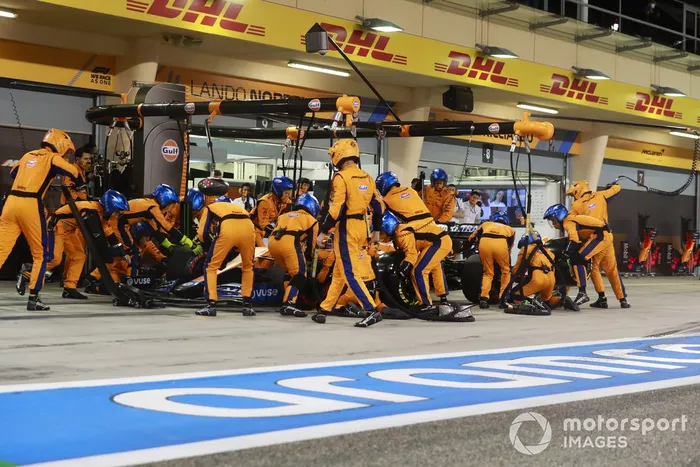Daniel Ricciardo, McLaren MCL35M, pit stop