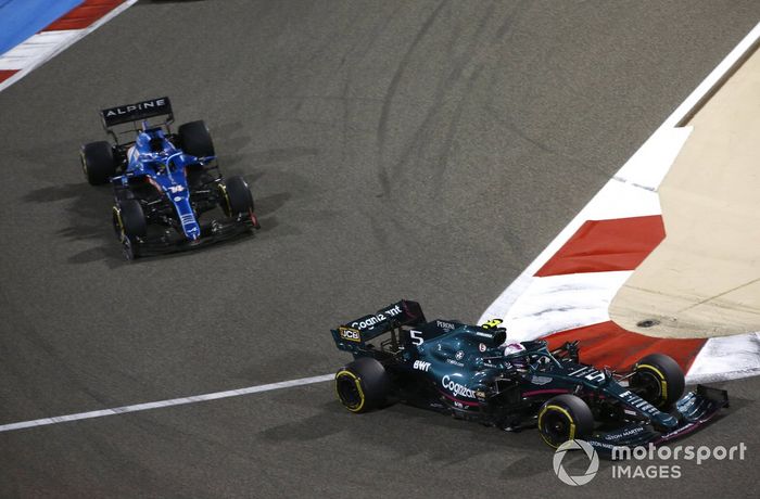 Sebastian Vettel, Aston Martin AMR21, Fernando Alonso, Alpine A521