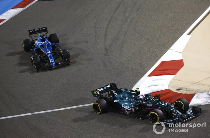 Sebastian Vettel, Aston Martin AMR21, Fernando Alonso, Alpine A521