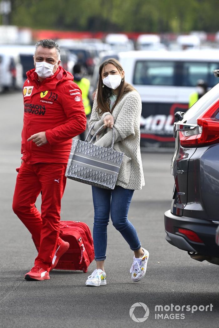 Charlotte Sine, novia de Charles Leclerc, llega al circuito con Fabrizio Bortolamasi, de Ferrari