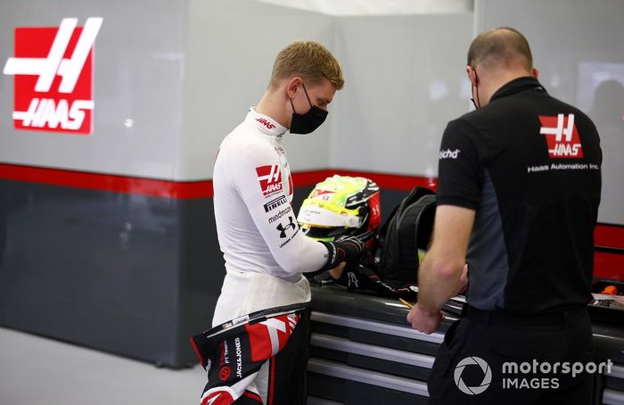 Mick Schumacher ajustando su asiento de Haas F1 con su ingeniero, Gary Gannon