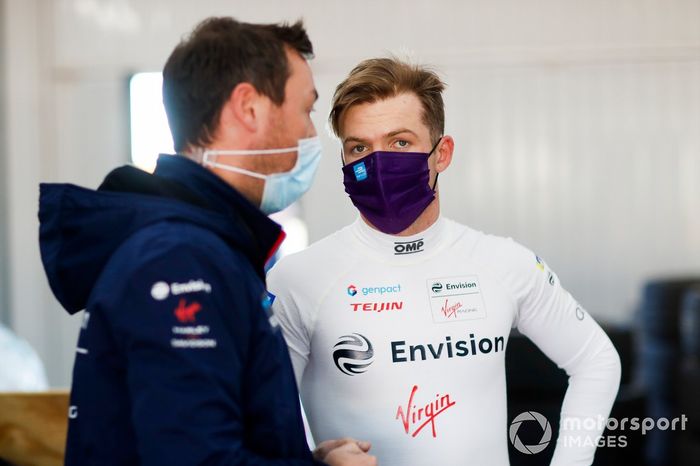 Nick Cassidy, Envision Virgin Racing, talks to team