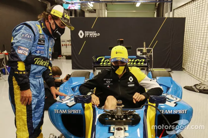 Esteban Ocon se mete en el Renault R25 de su compañero en Renault, Fernando Alonso