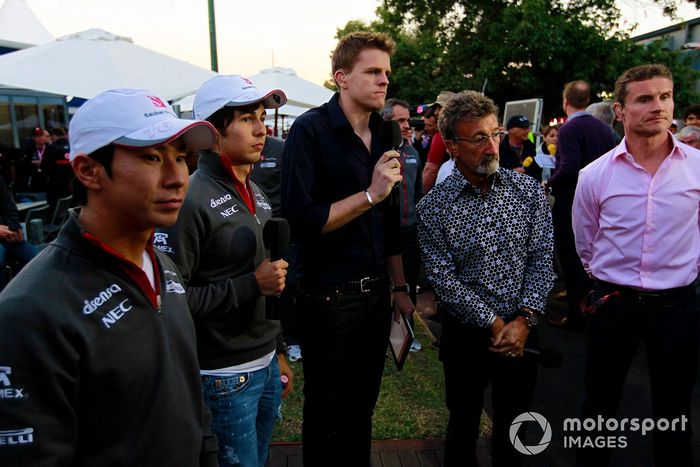 El equipo de F1 de la BBC, formado por Jake Humphrey, Eddie Jordan y David Coulthard, comenta la carrera con Sergio Pérez, Sauber C30 Ferrari, descalificado, y Kamui Kobayashi, Sauber C30 Ferrari, descalificado