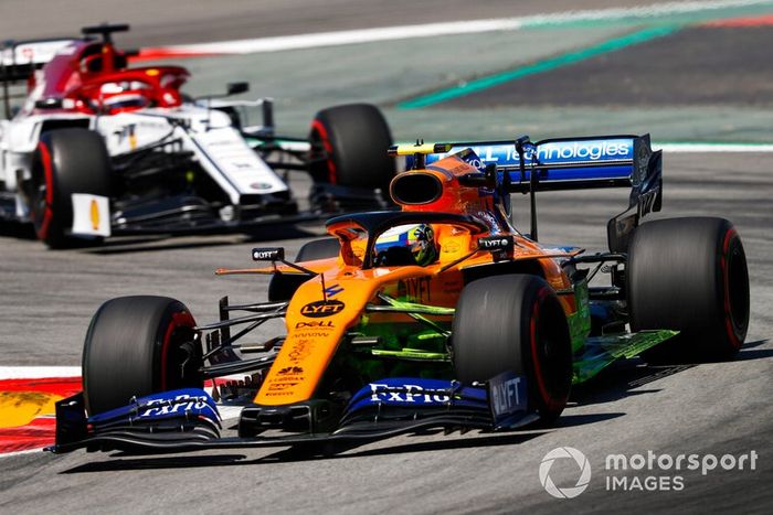 Lando Norris, McLaren MCL34, Kimi Raikkonen, Alfa Romeo Racing C38