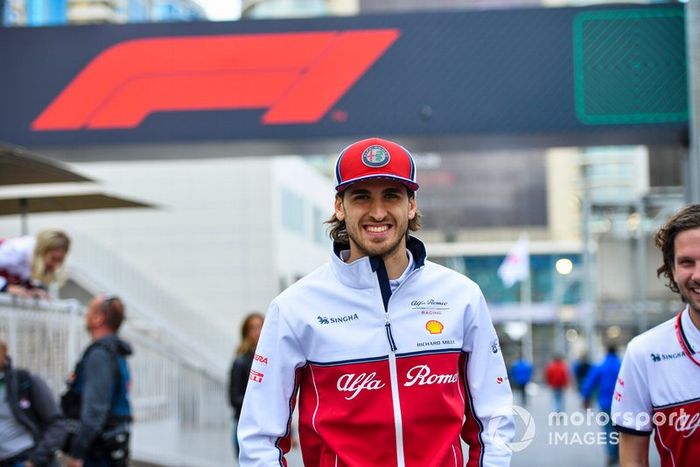 Antonio Giovinazzi, Alfa Romeo Racing en el paddock 