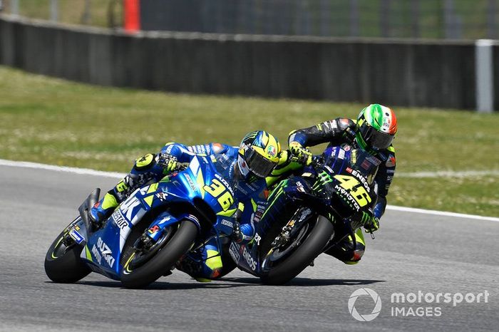 Toque entre Valentino Rossi, Yamaha Factory Racing, y Joan Mir, Team Suzuki MotoGP