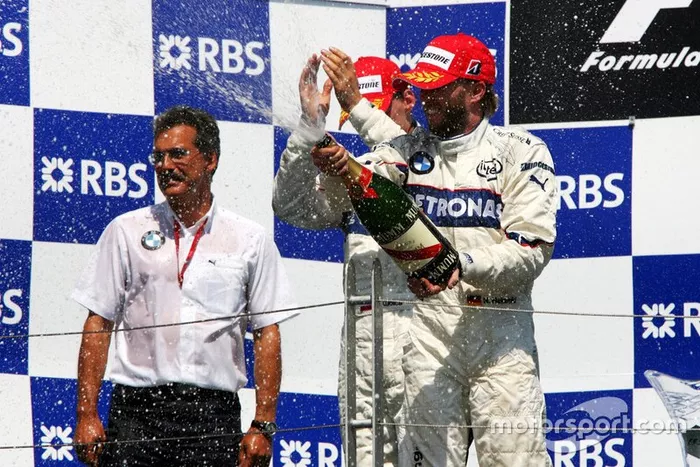 Il vincitore della gara Robert Kubica, BMW Sauber F1 con Dr Mario Theissen, BMW Sauber F1 Team Principal; Nick Heidfeld, BMW Sauber F1