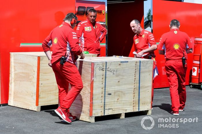 Mecánicos de Ferrari con una entrega